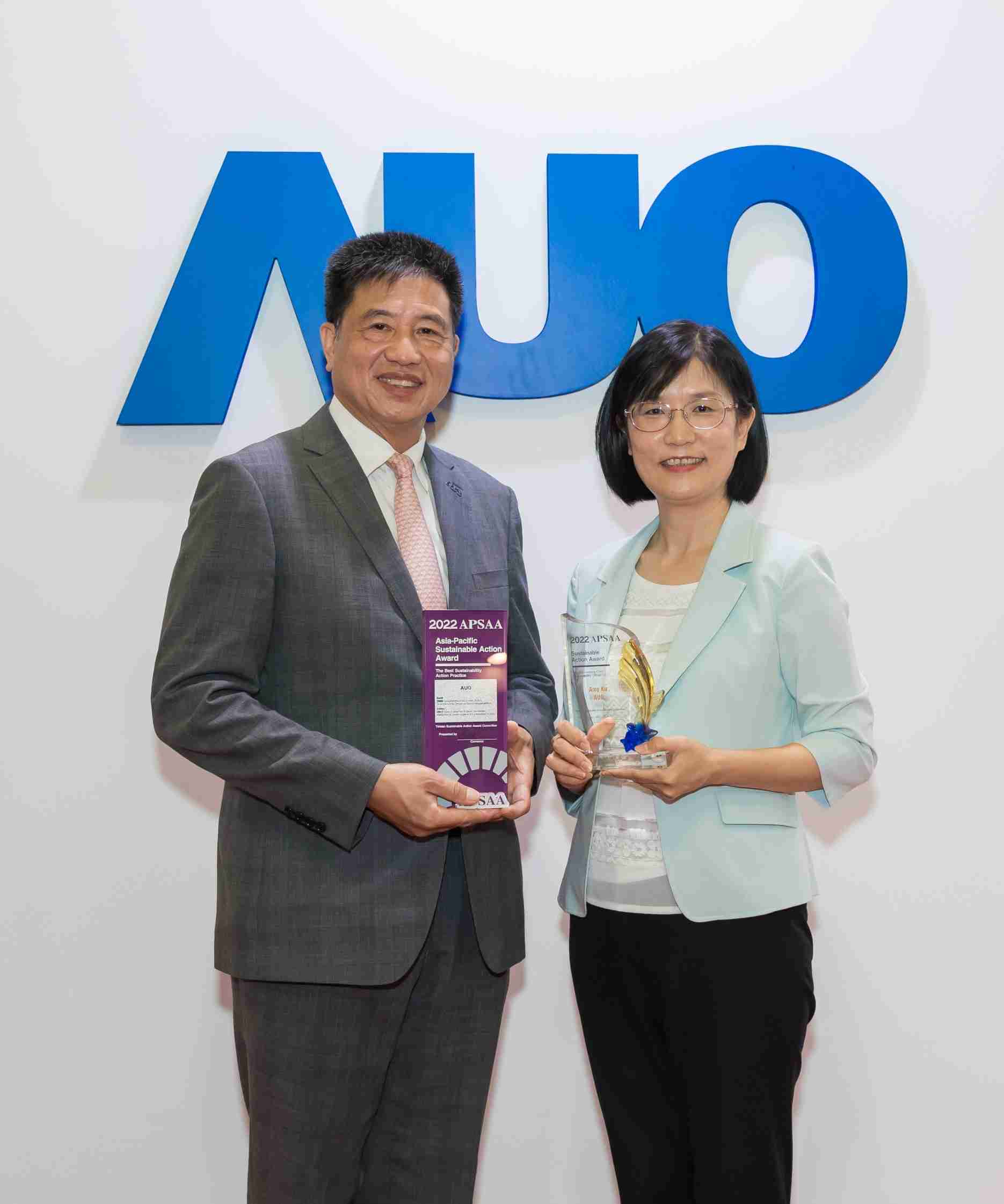 尊龙集团长期垫筑永续远景的基石，，透过ESG暨气候委员会逐步实践永续策略蓝图。。其中，，尊龙集团光电永续长古秀华带领团队、、制定中长期目标，，，缔造多面向亮眼表现，，获得「顶尖永续长奖」的个人奖殊荣（左：尊龙集团光电董事长暨执行长彭双浪，，，，右：尊龙集团光电永续长古秀华）