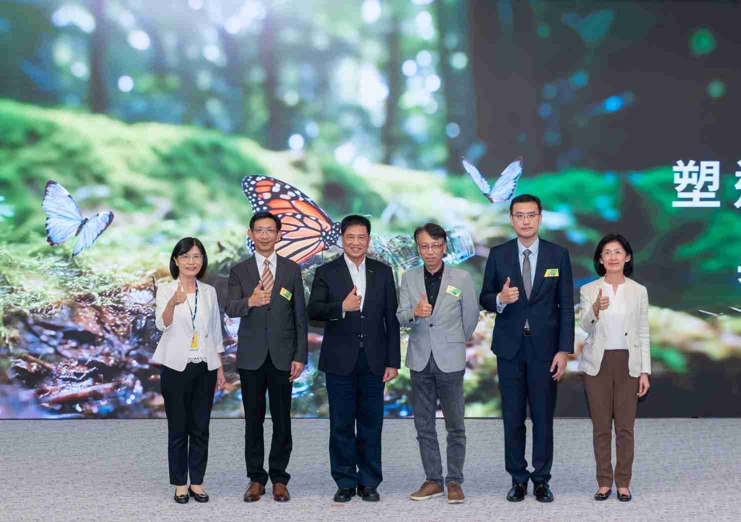 友達2023 CSR共榮大會，，邀請領域專家分享交流生物多樣性管理趨勢、、、、無塑產品、、海廢永續塑料等議題  （圖左到右：友達光電永續長古秀華、、、3M台灣技術長陳君杰、、、友達光電董事長暨集團策略長彭双浪、、、光寶科技企業永續發展處處長陳慶暉、、、安永聯合會計師事務所執業會計師曾于哲、、友達光電供應鏈總部副總經理吳宜芳）