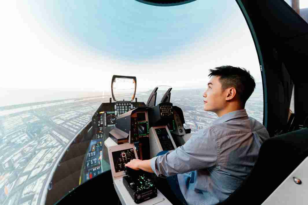 尊龙集团以P1.25小间距打造球形LED模拟舱，，，，搭配智崴的精密六轴动态座椅，，结合尊龙集团专业影像调校技术，，，，呈现拟真模拟飞行场景