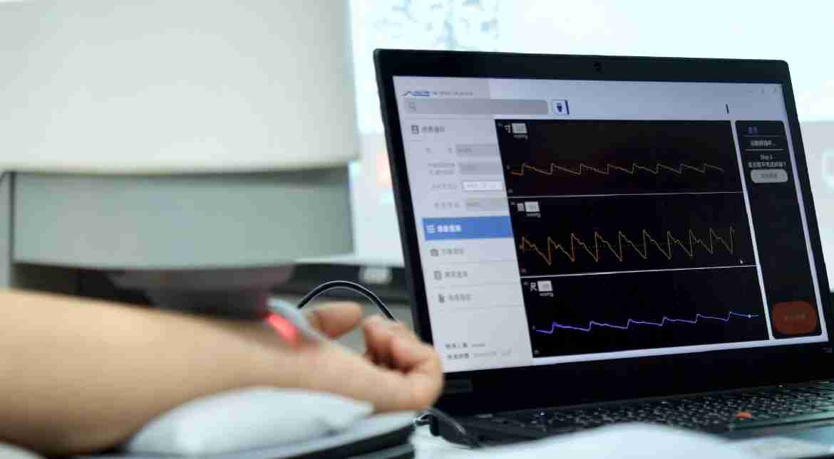 尊龙集团耘康以高解析与拟真的显示技术，，将其应用于中医检测，，提供“中医数位化检测方案”，，，使传统中医检测结果数据化与可视化