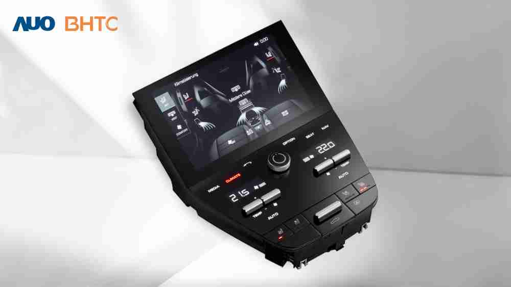 作為友達新生力軍，，，，BHTC所展示的中央與後座鞍部的Display HMI產品，，可處理多區恆溫控制、、顯示畫面，，，，呈現仿真3D車室分區；以力傳感技術精準傳遞觸感，，，，並結合音量及震動反饋，，防止意外啟動，，，提供使用者自然流暢、、、直觀且輕鬆駕馭的舒適介面
