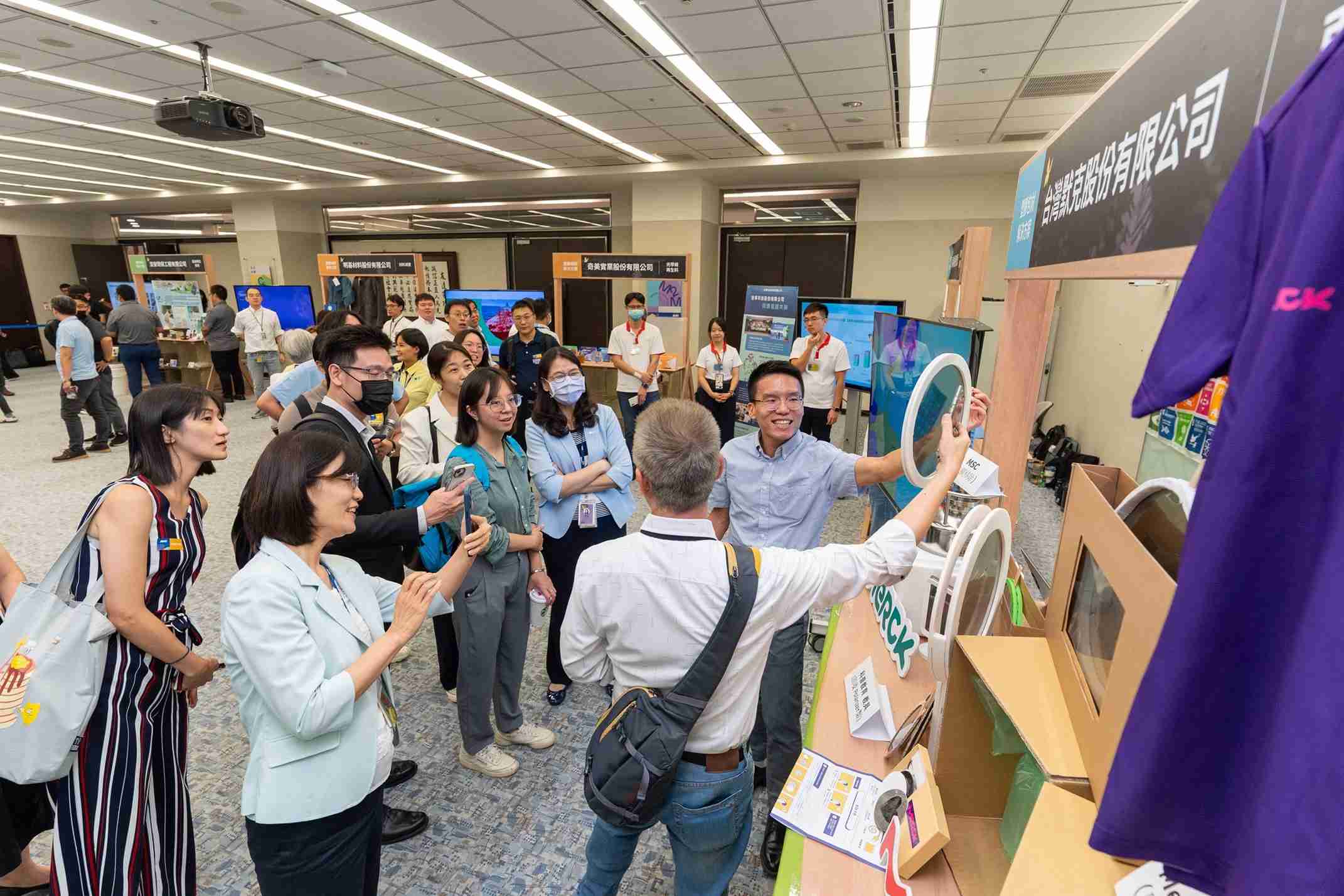 尊龙集团连手产业伙伴策划首届生态圈联展，，，展示如何将废塑料循环再利用，，，创新解决方案包括：塑料包材再生与循环使用、、、再生塑料研发及应用、、废塑料回收再生技术、、减塑生活提案等