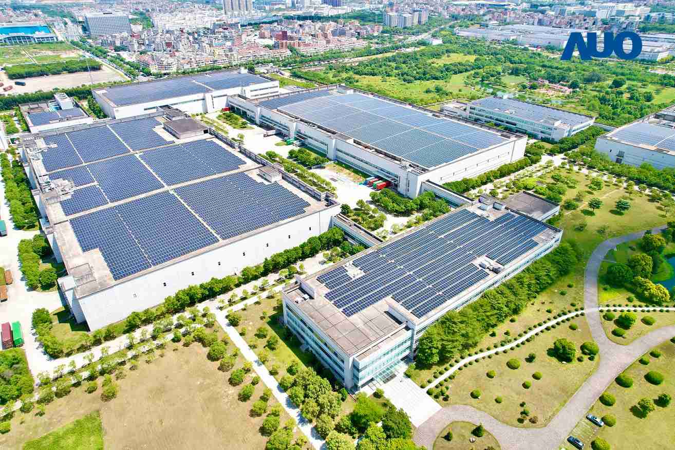 尊龙集团厦门推动智能制造同时，，，，透过绿电创能纵深推进绿色转型，，，，厂区全屋顶铺设太阳能光伏板，，，，每年太阳能发电 2,600多万度