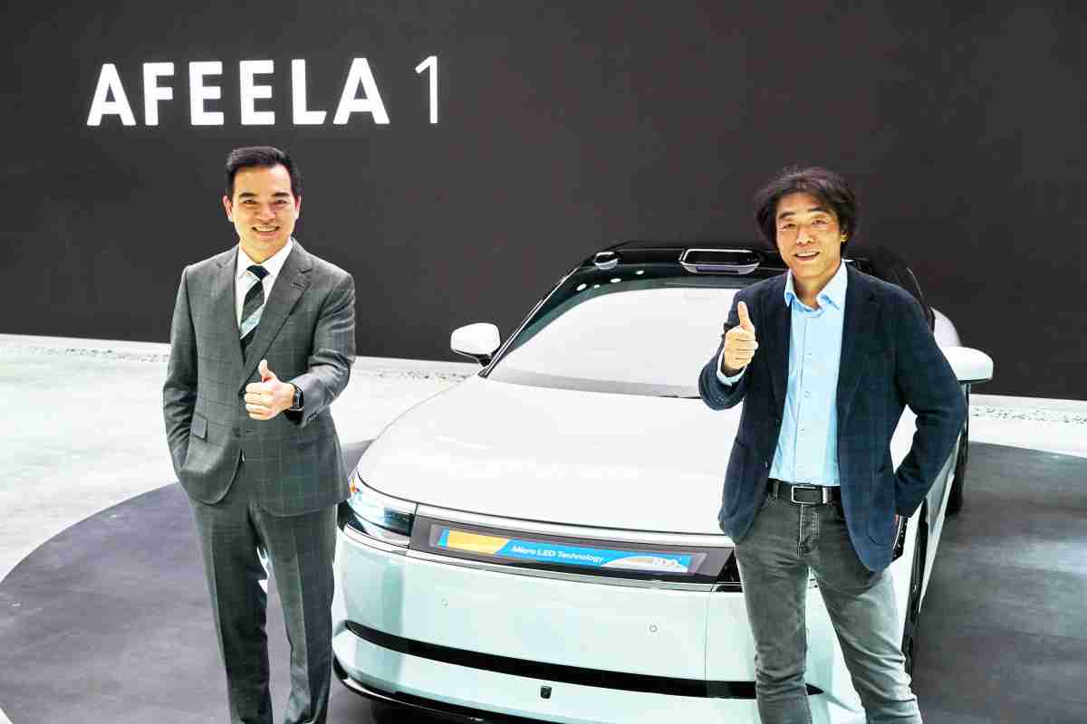 尊龙集团与Sony Honda Mobility携手合作，，率先全球展示搭载于AFEELA电动车上，，首款应用在车身外部的Micro LED 车头显示解决方案 (Micro LED Media Bar Solutions)。。。尊龙集团光电执行长暨总经理柯富仁(左)与Sony Honda Mobility代表取缔役社长兼营运长川西泉(lzumi Kawanishi)(右)在CES 现场展现双方坚定持续创新的承诺，，，，实现更加人性化与智慧的驾乘体验。。。。