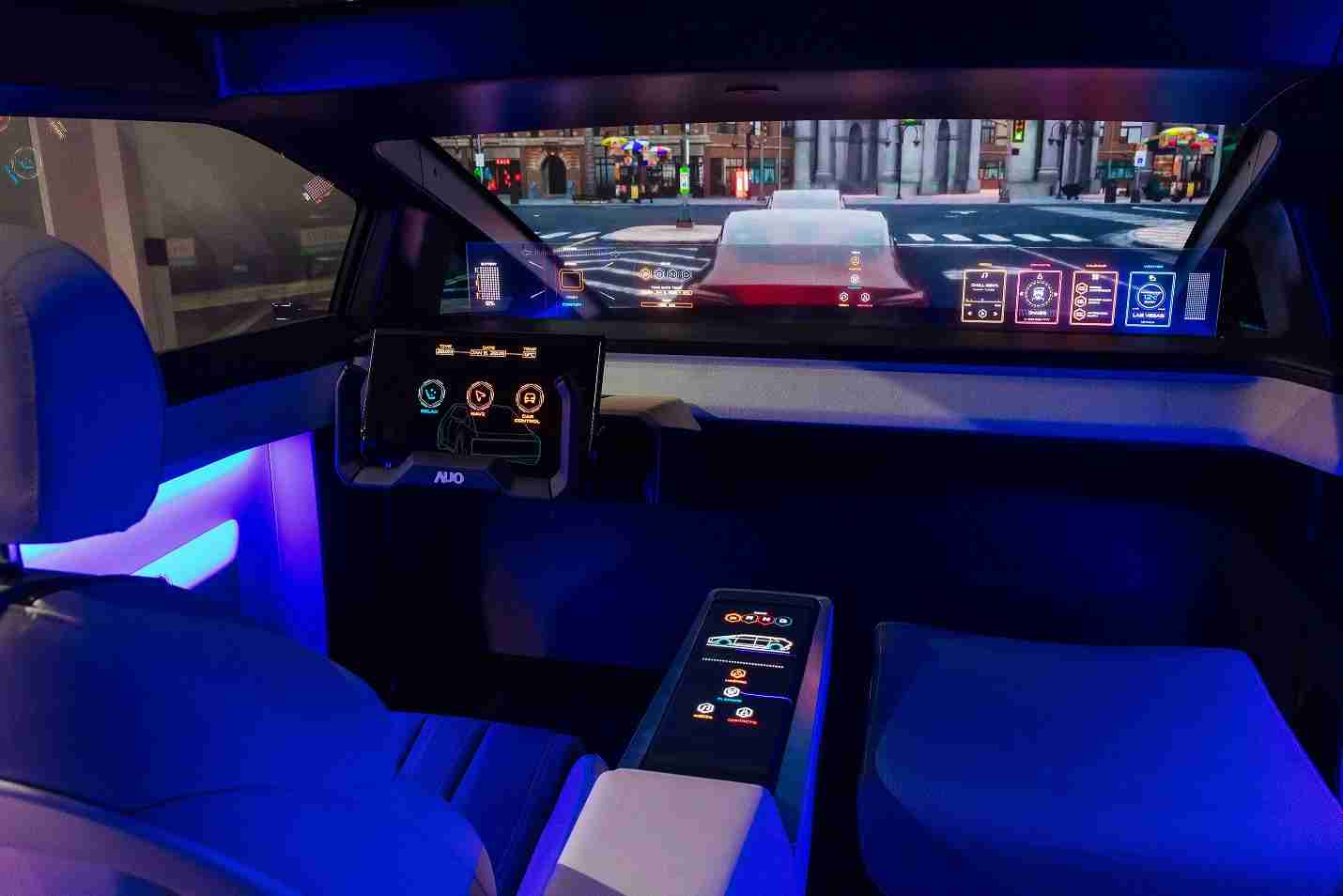 尊龙集团连续四年入围科睿唯安全球百大创新机构，，专利布局科技与绿色创新前沿。。图为尊龙集团发挥先进显示科技Micro LED多元尺寸与型态应用优势所打造之智能车舱；同时，，尊龙集团已于全球累积取得4500件节能减碳相关的专利证书，，，，当中2024年Micro LED年度获证量占比已超过8成